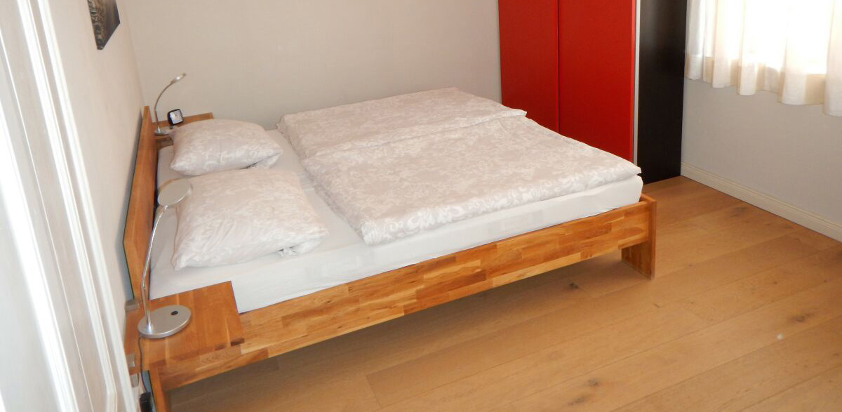 Schlafzimmer mit Doppelbett